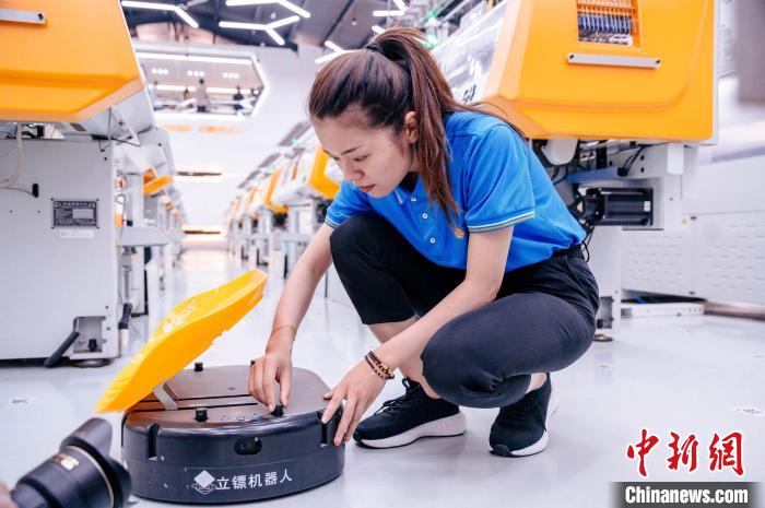 圖為員工在調(diào)試AGV搬運(yùn)機(jī)器人。　李南軒 攝