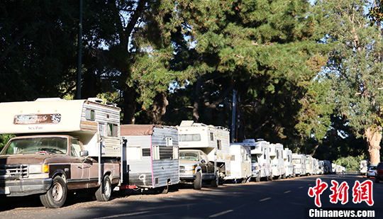 當(dāng)?shù)貢r(shí)間7月30日，美國(guó)硅谷山景城克里山托大道?？康姆寇嚒Ｔ絹碓蕉嗟墓ば诫A層無力負(fù)擔(dān)房租，選擇住在房車?yán)铩?lt;a target='_blank'  _fcksavedurl='http://www.chinanews.com/'></table>中新社</a>記者 劉丹 攝