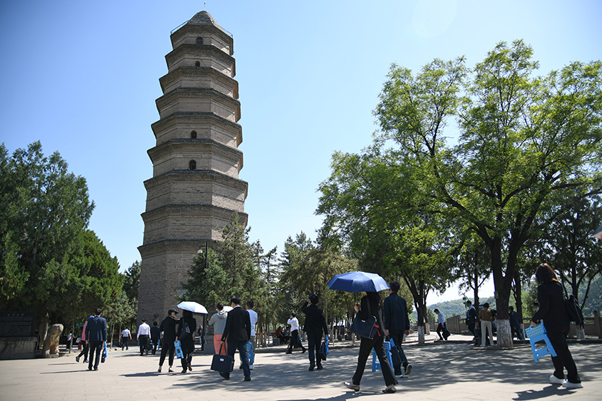 圖為2024年5月7日，游客在延安寶塔山參觀。 新華社記者 張博文 攝