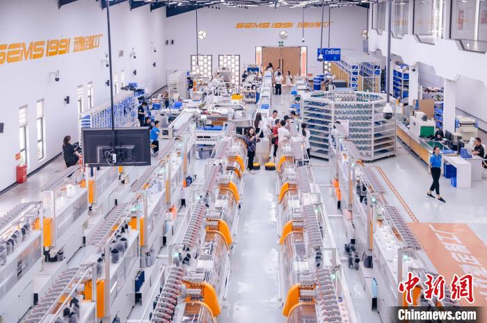 “高質(zhì)量發(fā)展調(diào)研行”主題采訪活動來到福建莆田雙馳鞋業(yè)個性化定制示范工廠。　李南軒 攝