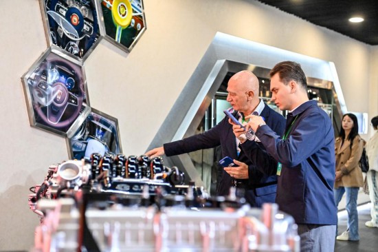  10月14日，外賓在吉林長春中國一汽紅旗文化展館參觀。新華社記者 顏麟蘊(yùn) 攝