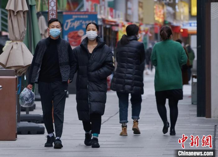 圖為市民穿羽絨服出行。　馬銘言 攝