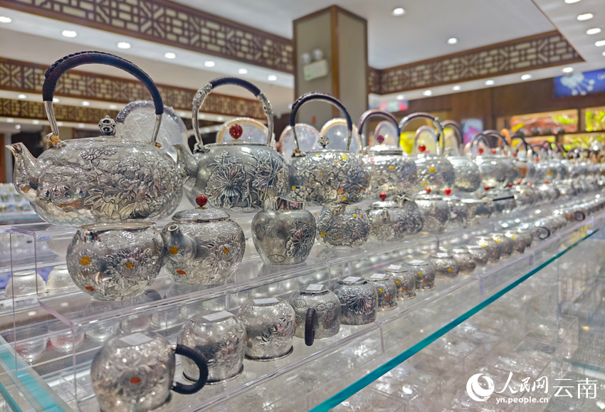 新華村一家銀器店里的各類銀器。人民網(wǎng)記者 符皓攝