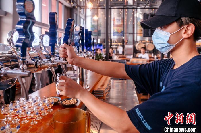 圖為百威雪津啤酒莆田基地工作人員正在打酒。　李南軒 攝